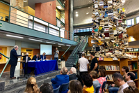 Tributo íntimo y humanista a "dos hombres de letras" en la Biblioteca Universitaria