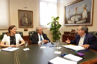 El rector recibe al consejero y a la directora general de Universidades