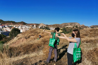 La UMA ‘bombardea’ zonas inaccesibles del Monte Coronado con dos mil proyectiles de arcilla y semillas