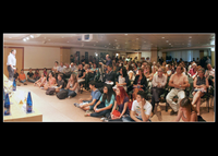 El público desborda el aforo de la sala en la inauguración de "Encuentros con la Ciencia"