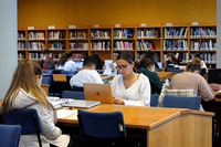 Estudiantes preparan sus exámenes en la Biblioteca General