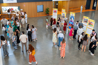 Inauguración de la exposición en el hall de la Facultad de Ciencias de la Educación