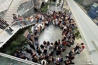 Asistentes a la lectura, en la Facultad