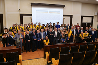 Homenajeados y representantes institucionales posan en el acto de San Lucas de la Facultad de Medicina 2024