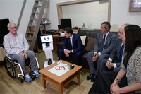 Imagen de archivo de cuando el presidente de la Junta, el rector y el alcalde conocieron de primera mano el espacio en el que Félix -dependiente- es ayudado por un robot asistencial del proyecto