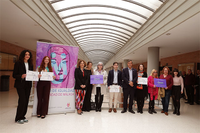 Las premiadas asistentes en el acto posan junto el rector y la vicerrectora de Igualdad