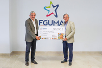 Diego J. Vera, director de la FGUMA, y Luis Utrilla, presidente provincial de Cruz Roja Málaga, en el acto de entrega del cheque