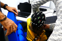 Un menor realizando pruebas con los investigadores en el Laboratorio CINEMA de la UMA, dentro del grupo  ‘Leeduca’, 