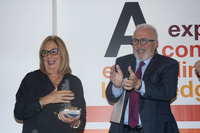 De la Calle recogiendo el Premio Concha Caballero junto con el rector de la UNIA, Sánchez Maldonado