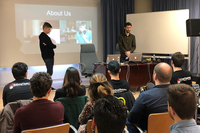 Los técnicos de la Real Word Patrick Phillips y Oli Jacobs impartiendo una conferencia en la ETSI de Telecomunicación