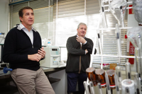 Los profesores José Antonio González Correa y José Pedro de la Cruz en su laboratorio de la Facultad de Medicina