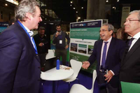 El rector, con el consejero, en un stand de la UMA