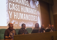 La vicerrectora de Extensión Universitaria y los autores del libro en un momento de la presentación