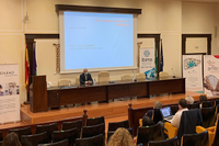 El profesor Raúl J. Andrade en la inauguración de las jornadas en la Facultad de Medicina