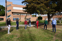 Profesores del Área de Fundamentos del Análisis Económico en el exterior de la Facultad de Económicas