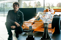 Roldán, con algunos trofeos de su escudería