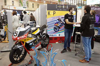 Prototipo de motocicleta eléctrica de competición que los investigadores de la UMA han mostrado en Transfiere