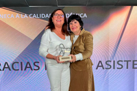 La premiada Mª Eugenia Pérez posa con el premio junto a la vicerrectora de Culutra