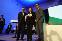 Corpas ha recibido la distinción de manos del delegado territorial de Desarrollo Educativo y Formación Profesional y de Universidad, Miguel Briones, y del delegado de salud en Málaga, Carlos Bautista